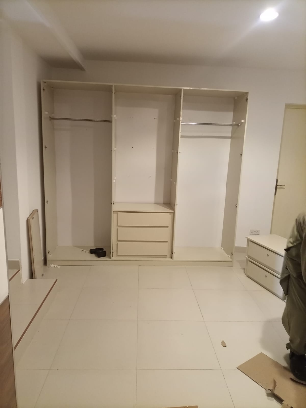 Stylish wardrobe makeover by top-rated carpenter in Riyadh